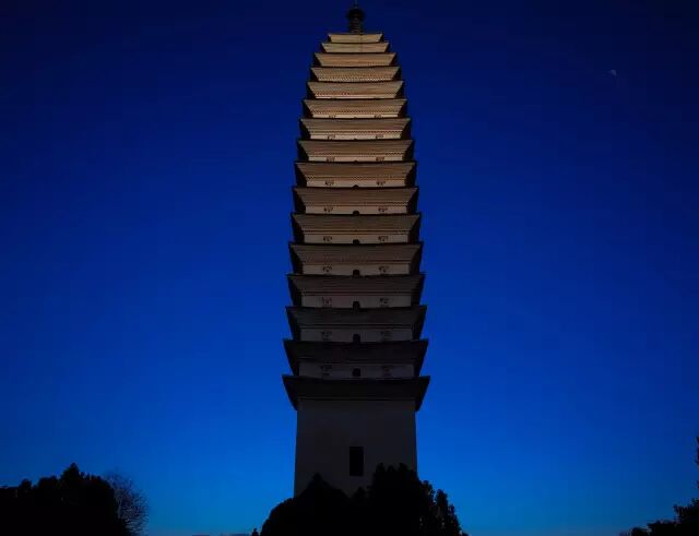回到景区门口,我们这一天已经有了近两万步的行程。坐了一辆黑车回到古城,刚好是傍晚时分。我们走上城楼,突然狂风大作,早樱盛开的路上黄沙纷飞。