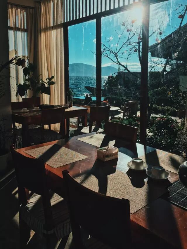 朝阳温暖,与几小时前黑暗中的狂风大作仿佛两个世界。在旅店用完早餐,好心的店主帮我们叫了车去喜洲。