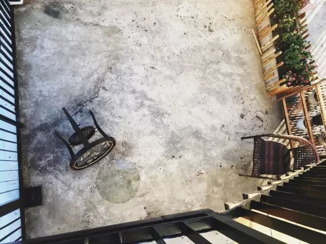 到大厅吃早饭。主人告诉我们,昨晚是半年以来最大的一阵风,风季来了。我们房间的桌椅据说在一楼被找到,但我没有看到。
