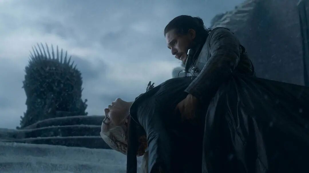 龙妈死于侄子兼男友 Jon Snow(aka Aegon Tagaryen VI)之手。