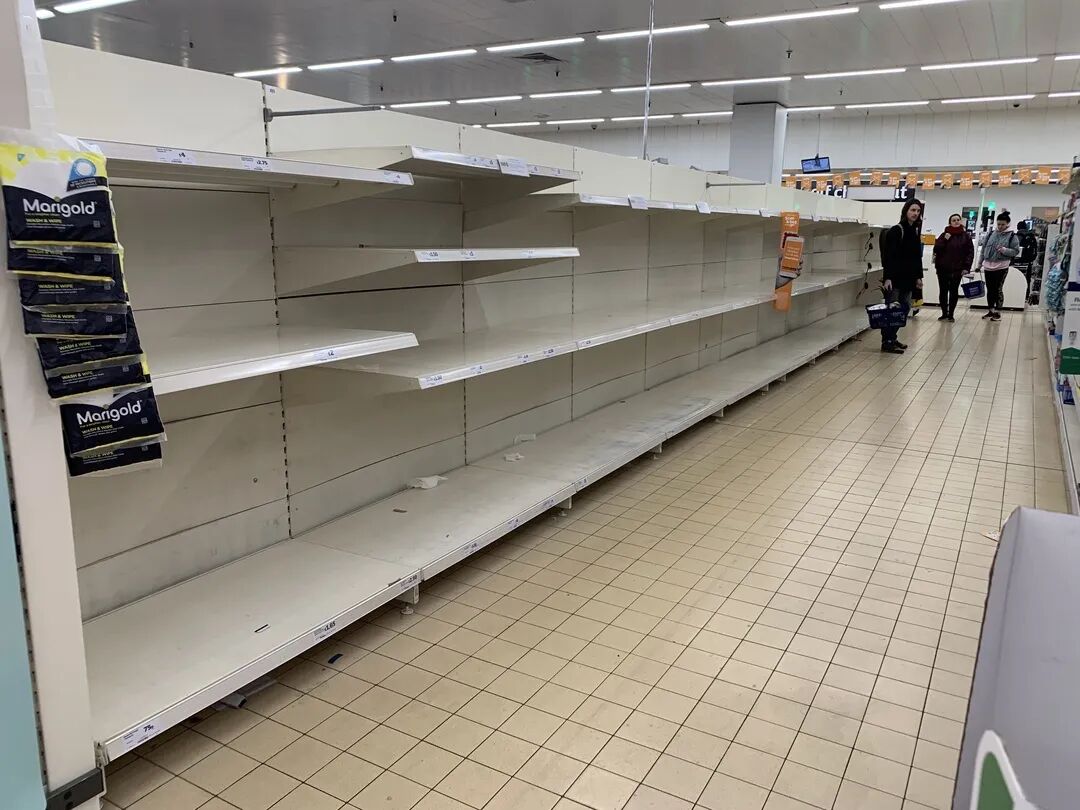 超市厕纸和厨房用纸货架