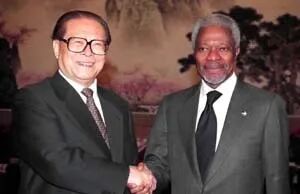时任中共中央总书记、国家主席江泽民与时任联合国秘书长安南——两位 “secretaries” 的握手
