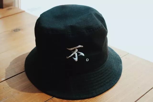书本上最明白的是白纸黑字。